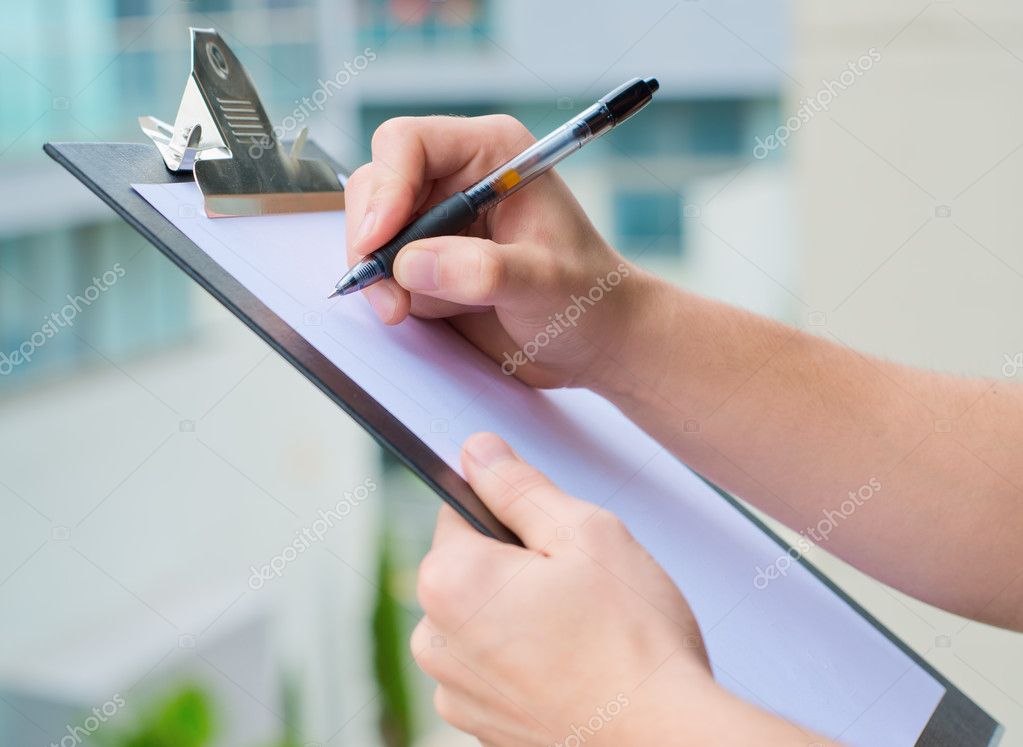 Checkliste symbolisiert die Angebotsprüfung