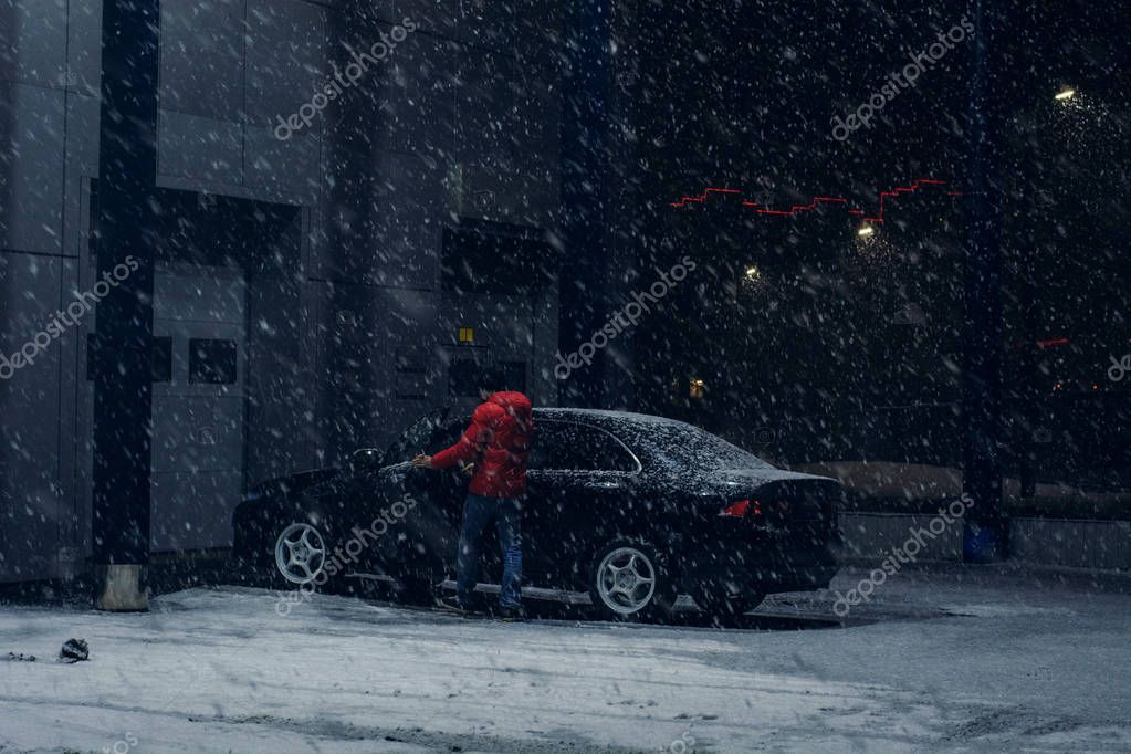 Geräumte Wege vor einem Bürogebäude im Winter