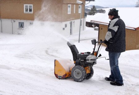 Kompakte Maschine räumt Gehweg im Schnee