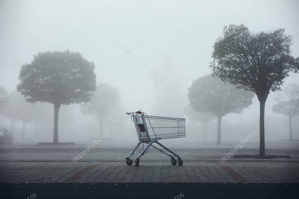 Geräumter Supermarkt-Parkplatz im Winter