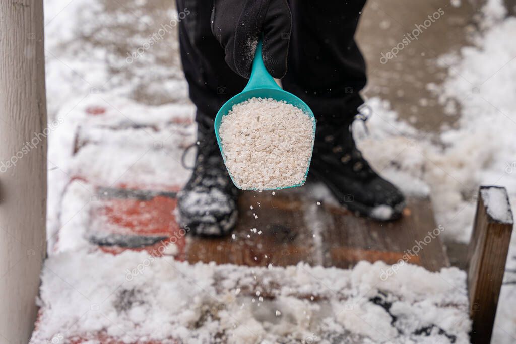 Eisbeseitigung auf Gehweg