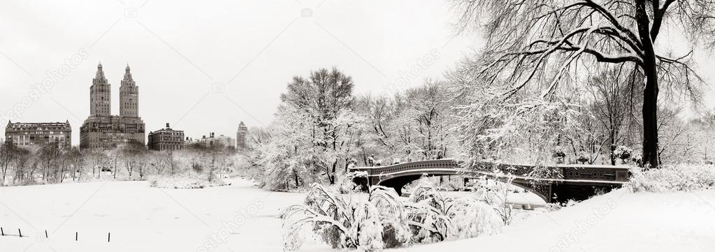 Gewerbepark mit geräumten Gehwegen im Schnee