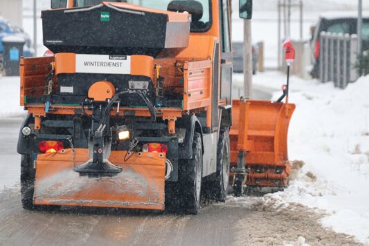 Fuhrpark mit Schneeschildern und Streuern